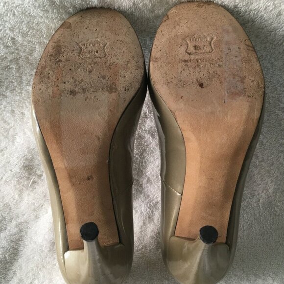 Stuart Weitzman Patent Leather Round Toe Heels in Tan (7.5 M) - Picture 7 of 8